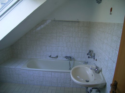 Foto: Badezimmer Badewanne (z.Zt. noch) und Waschtisch