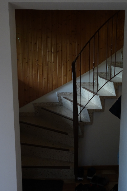 Foto: Eingangsflur und Treppe hinter dem Durchgang
